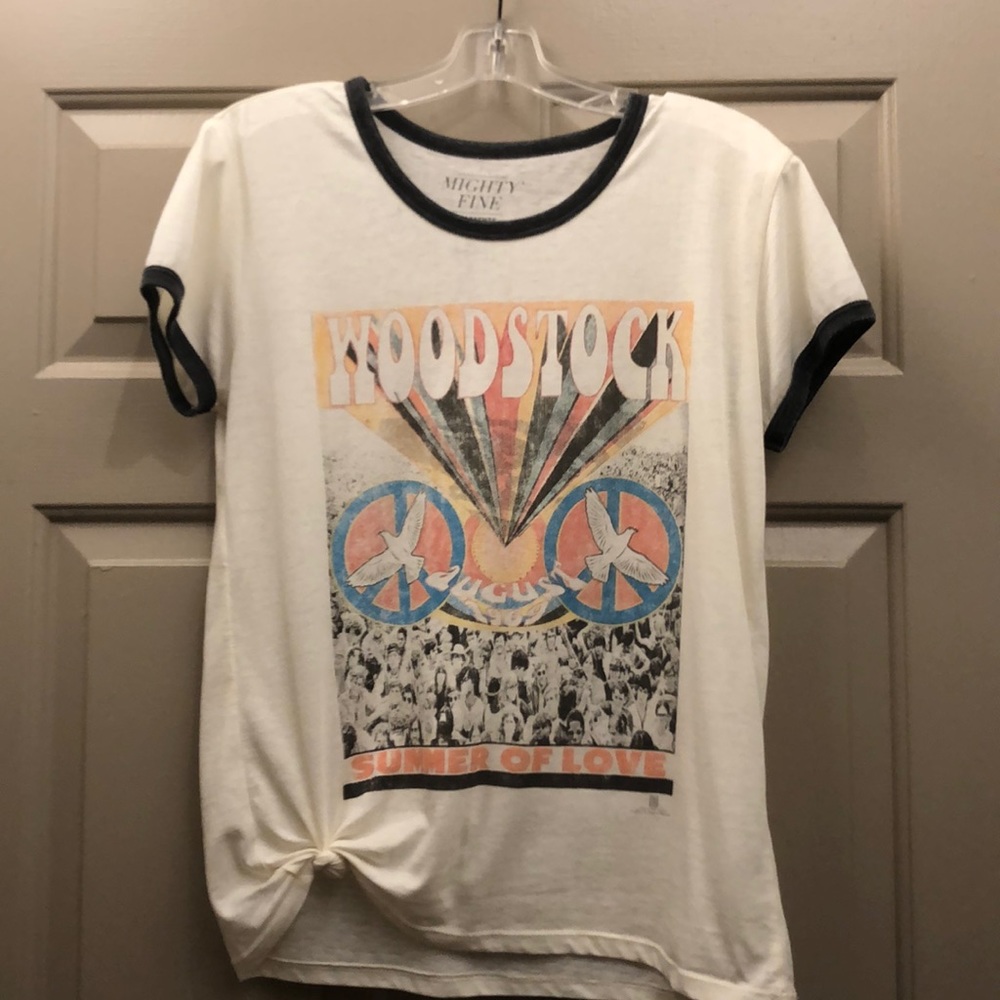 💟 Woodstock tee with grey neck & sleeve accent